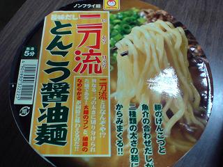 東洋水産　二刀流旨味だし／とんこつ醤油麺１.JPG