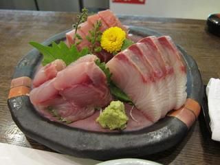 魚屋魚八　美味しい刺身.JPG