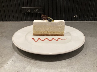 ブラッスリー・バーゼル 4層仕立てのレアチーズケーキ