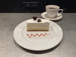 ブラッスリー・バーゼル 4層仕立てのレアチーズケーキ＋ブレンドコーヒー